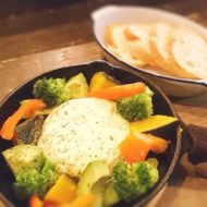アボカドと彩り野菜の丸ごとカマンベールチーズフォンデュ